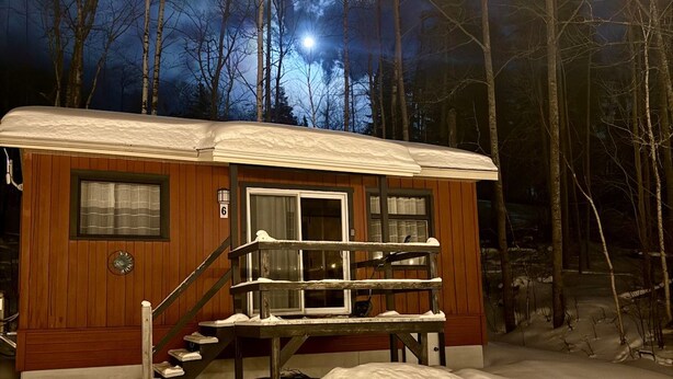 Exterior - Fully Equipped Mini Chalet – Lake Pohénégamook #06 (Pohenegamook)