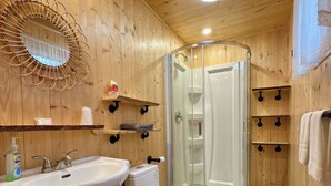 Bathroom - Fully Equipped Mini Chalet – Lake Pohénégamook #06 (Pohenegamook)