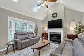 Smart TV, offices - Kid-Friendly Near UD, 1st-Floor Master + Office (Newark)