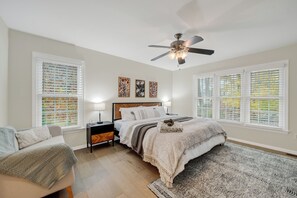 5 bedrooms, desk, iron/ironing board, free WiFi - Kid-Friendly Near UD, 1st-Floor Master + Office (Newark)