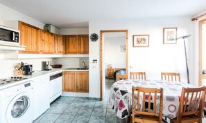 Fridge, microwave, dishwasher, coffee/tea maker - 2 Rooms for 4 People (La Plagne-Tarentaise)