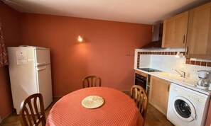 Lemari es, microwave, oven, dan mesin pencuci piring