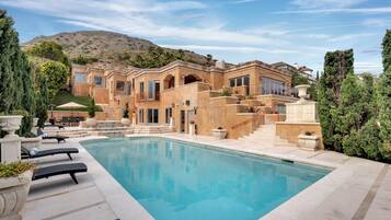 Alberca al aire libre y alberca climatizada