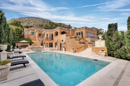 Relax in a Malibu Villa! Ocean Views w/ Pool+Theater+Sport Court- 5 bed+7 bath