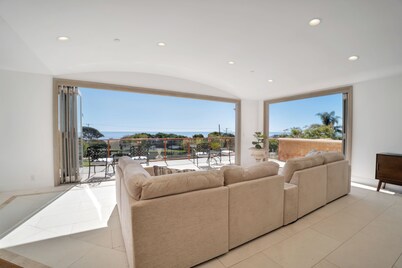 Relax in a Malibu Villa! Ocean Views w/ Pool+Theater+Sport Court- 5 bed+7 bath