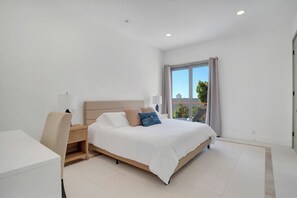 5 bedrooms, iron/ironing board, WiFi, bed sheets