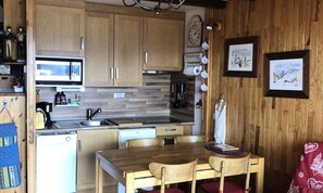 Refrigerador, microondas, lavavajillas y utensilios de cocina 