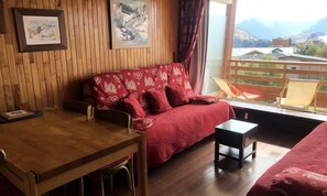 Living area - Apartment in Les Gemeaux Near Ski Lifts (Huez)