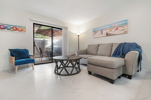Smart TV - 2BR King, Fenced Yard Access + Private Patio, Sleeps 6, Near Beaches, Dogs OK (Gulf Breeze)