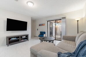 Smart TV - 2BR King, Fenced Yard Access + Private Patio, Sleeps 6, Near Beaches, Dogs OK (Gulf Breeze)