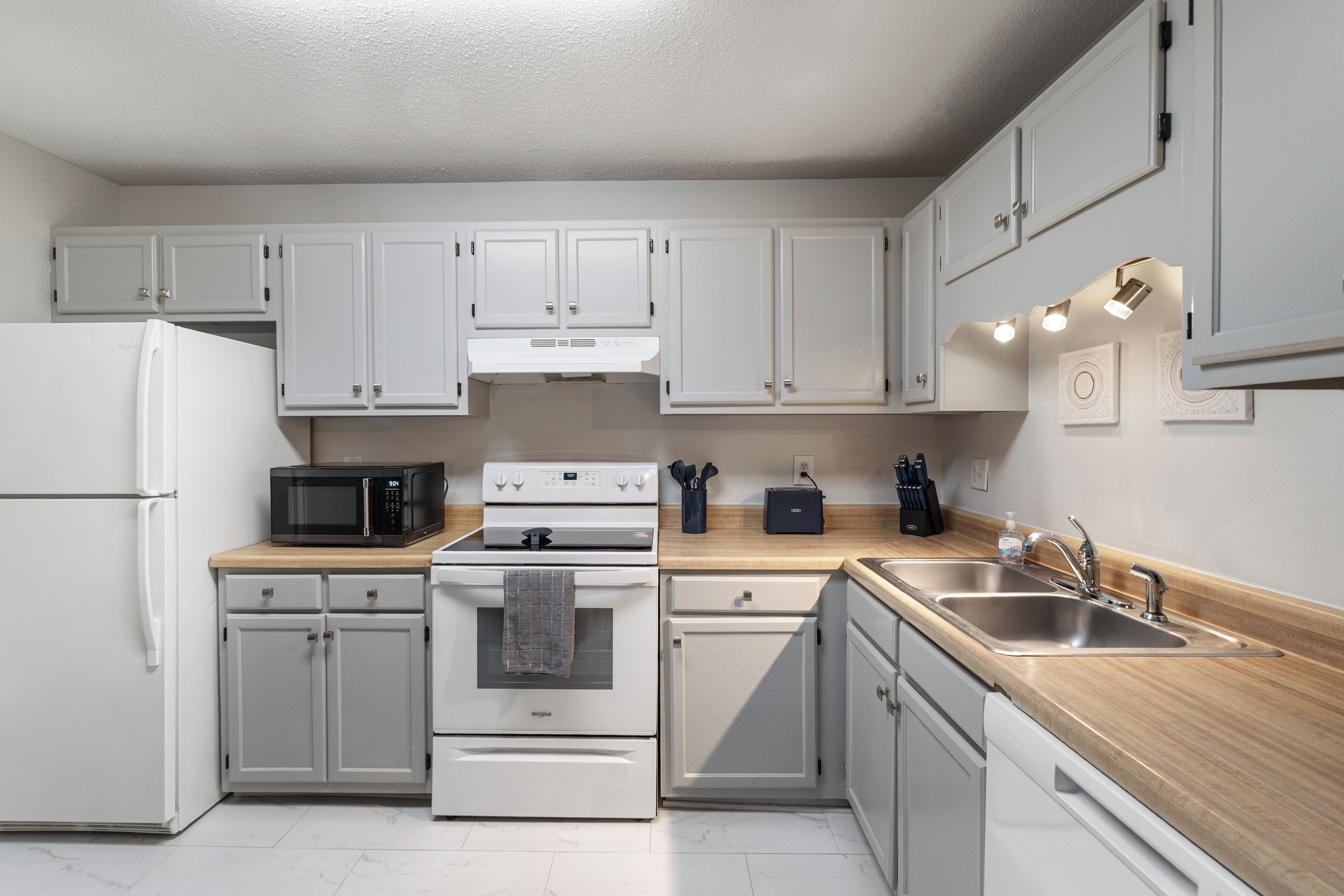 Mikrobølgeovn, ovn, kokeplater og oppvaskmaskin