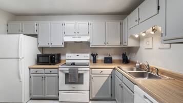 Coffee/tea maker, fridge, microwave, oven