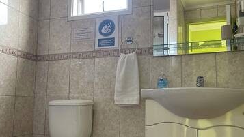 Douche, sèche-cheveux, serviettes fournies, savon