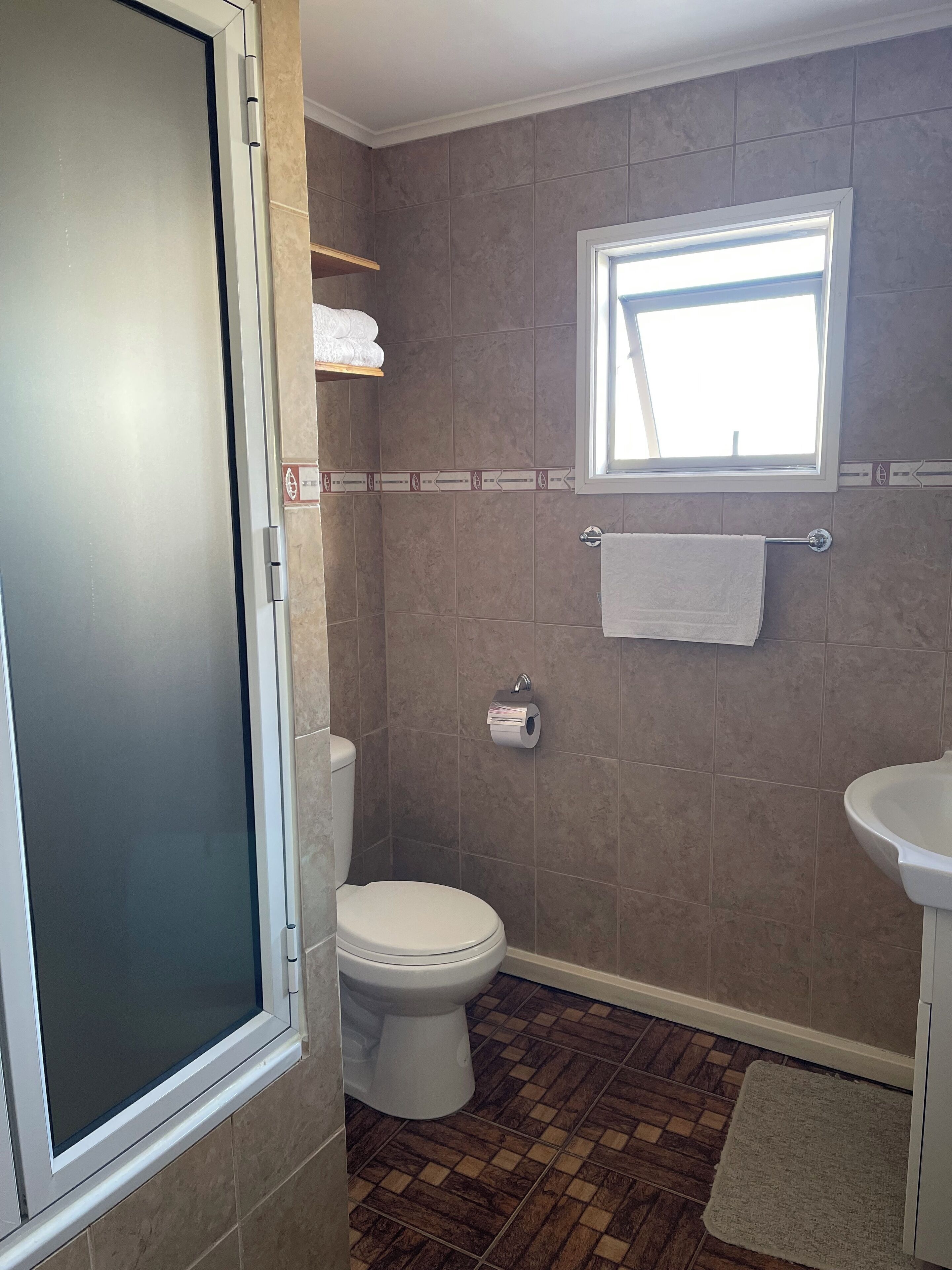 Regadera, secadora de cabello, toallas, jabón 