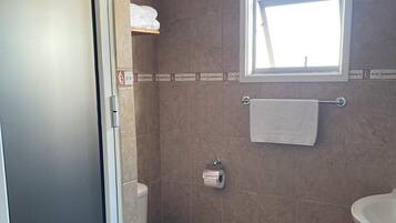 Douche, sèche-cheveux, serviettes fournies, savon