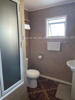 تجهيزات دش، مجففات شعر، مناشف، صابون