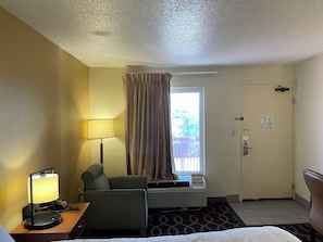 Basic Single Room | Living area - Millennium inn (Hattiesburg)