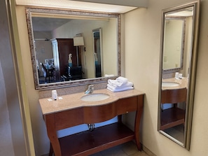 Basic Single Room | Bathroom - Millennium inn (Hattiesburg)