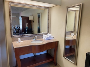 Basic Double Room | Bathroom