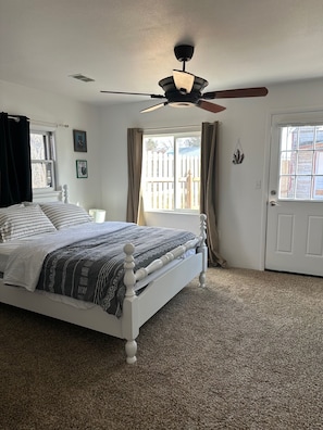 3 bedrooms, iron/ironing board, WiFi, bed sheets - Pet Friendly Downtown Retro Flat (Loveland)