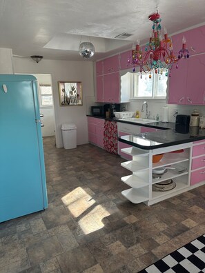 Microwave, oven, stovetop - Pet Friendly Downtown Retro Flat (Loveland)