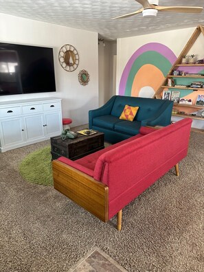 TV - Pet Friendly Downtown Retro Flat (Loveland)