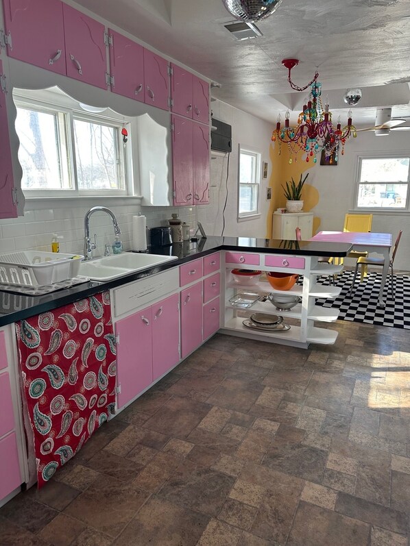 Microwave, oven, stovetop - Pet Friendly Downtown Retro Flat (Loveland)