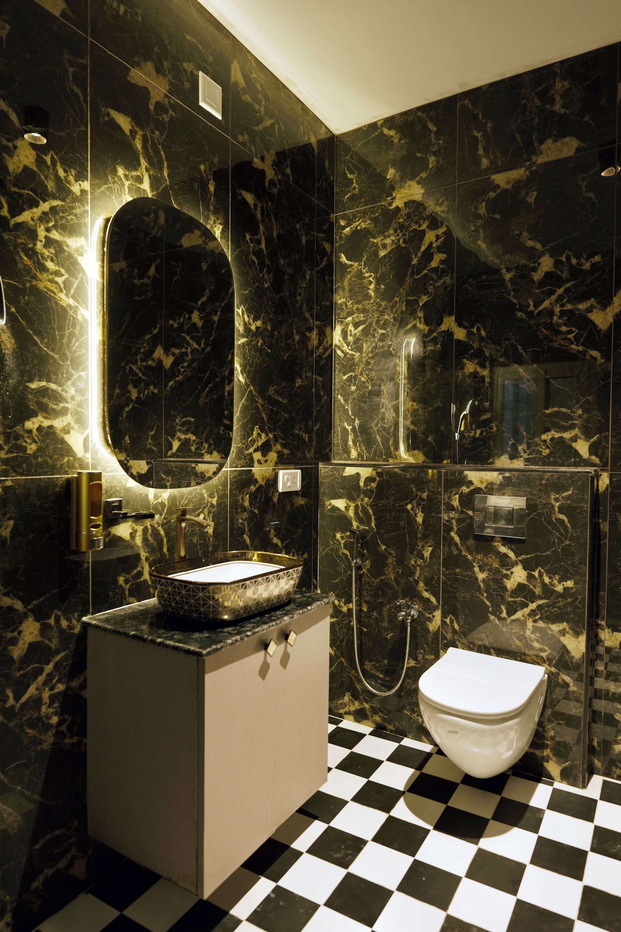 Chuveiro, toalhas de banho, sabonete 