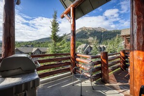 Property grounds - Ski-in/out spacious 3BR Saddle Ridge townhome, steps to Ironhorse Lift & hot tub (Big Sky)