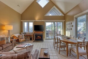 Living area - Ski-in/out spacious 3BR Saddle Ridge townhome, steps to Ironhorse Lift & hot tub (Big Sky)