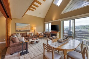 Living area - Ski-in/out spacious 3BR Saddle Ridge townhome, steps to Ironhorse Lift & hot tub (Big Sky)