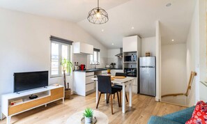 Fridge, microwave, oven, coffee/tea maker