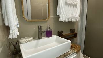 Ducha, toallas, jabón, shampoo