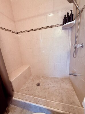 Douche, sèche-cheveux, serviettes fournies, savon