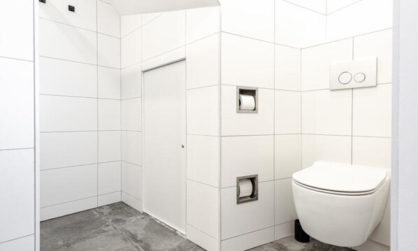Appartement | Badkamer | Een haardroger, handdoeken