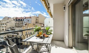 Outdoor dining - Cannes City Center, Modern 2-room Apartment With Terrace (Cannes)
