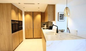 Kühlschrank, Mikrowelle, Ofen, Geschirrspüler