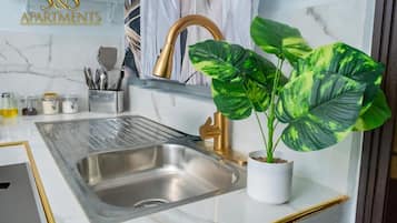 Een koelkast, een magnetron, een kookplaat