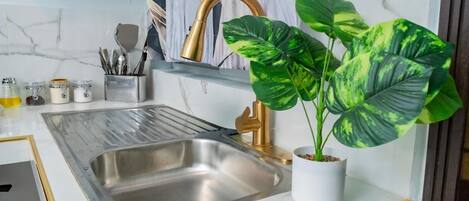 Réfrigérateur, micro-ondes, plaque de cuisson, cafetière/bouilloire