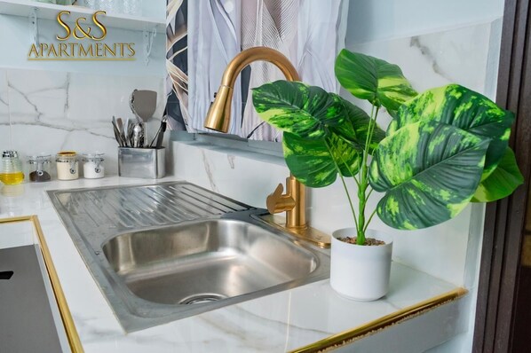 Kühlschrank, Mikrowelle, Herdplatte, Wasserkocher mit Kaffee-/Teezubehör