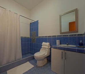 Shower, hair dryer, towels, soap - CASA MANCORA (Máncora)