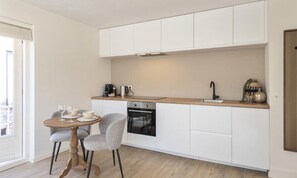 Kühlschrank, Ofen, Geschirrspüler, Wasserkocher mit Kaffee-/Teezubehör