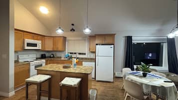 雪櫃、微波爐、焗爐、爐具