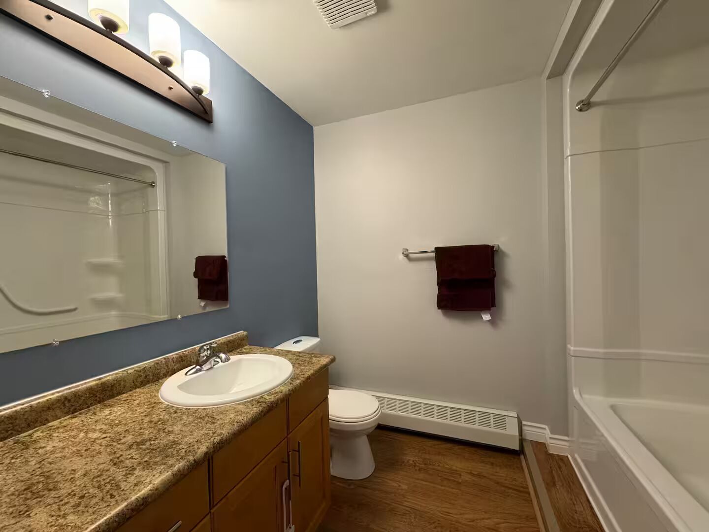 Sèche-cheveux, bidet, serviettes fournies, savon