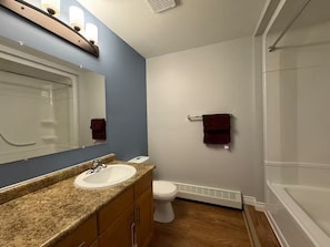 Hiustenkuivaaja, bidee, pyyhkeet, saippua