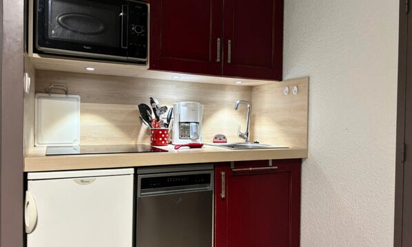 Fridge, oven, dishwasher, coffee/tea maker - 2 Rooms for 4 People (La Plagne-Tarentaise)