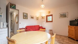 Living area - Charming 2-room Apartment on the Upper Floor With a Beautiful Unobstructed View of the Mountains (Aussois)