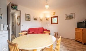 Living area - Charming 2-room Apartment on the Upper Floor With a Beautiful Unobstructed View of the Mountains (Aussois)