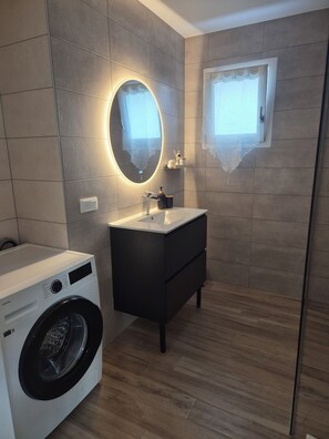 Secadora de cabello, toallas, jabón, papel de baño 