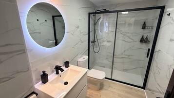 Douche, articles de toilette écologiques, sèche-cheveux